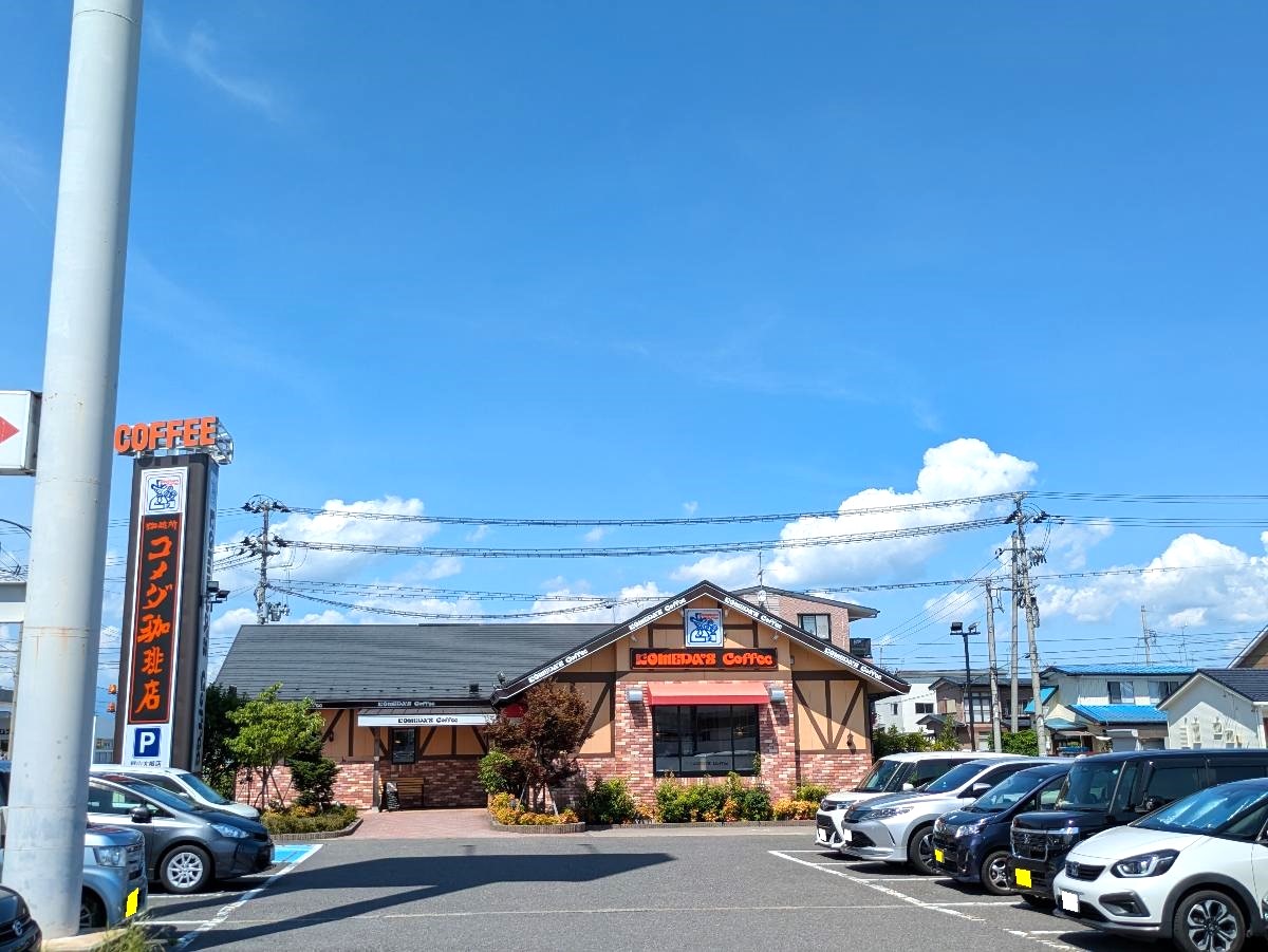 コメダ珈琲店 郡山大槻店まで約1.3km（徒歩17分）　木のぬくもりを感じられる落ち着いた内装で、ゆったりとくつろぎの時間を過ごすことができます。ボリューム満点のサンドイッチ、モーニングセットなど、メニューも豊富です。全席禁煙で、Wi-Fiや電源も利用できるため、ビジネスや勉強にも利用しやすい店舗です。