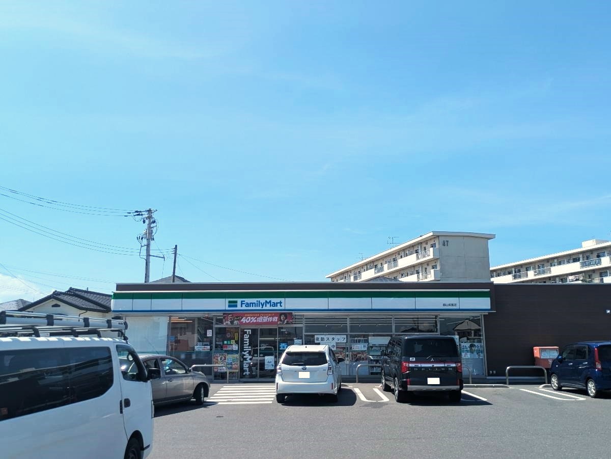 ファミリーマート 郡山柴宮店まで約580m～650m（徒歩8分～9分）　柴宮山に位置する24時間営業のコンビニエンスストアです。駐車場が広く、車での利用がしやすいのが特徴です。店内は明るく、快適に買い物を楽しむことができます。マルチコピー機やWi-Fi、E-net ATMなどのサービスも充実しており、利便性が高い店舗です