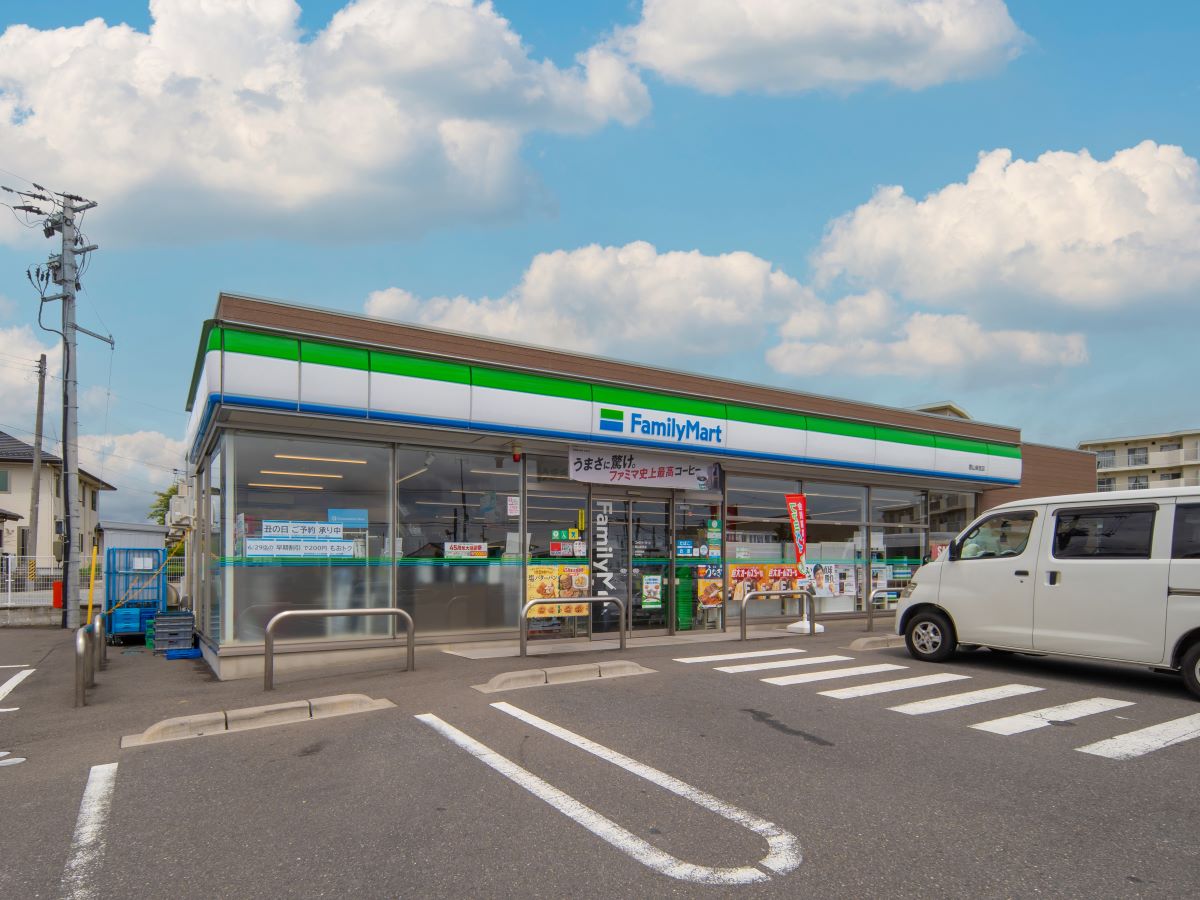 ファミリーマート 郡山柴宮店まで約580m～650m（徒歩8分～9分）　柴宮山に位置する24時間営業のコンビニエンスストアです。駐車場が広く、車での利用がしやすいのが特徴です。店内は明るく、快適に買い物を楽しむことができます。マルチコピー機やWi-Fi、E-net ATMなどのサービスも充実しており、利便性が高い店舗です。