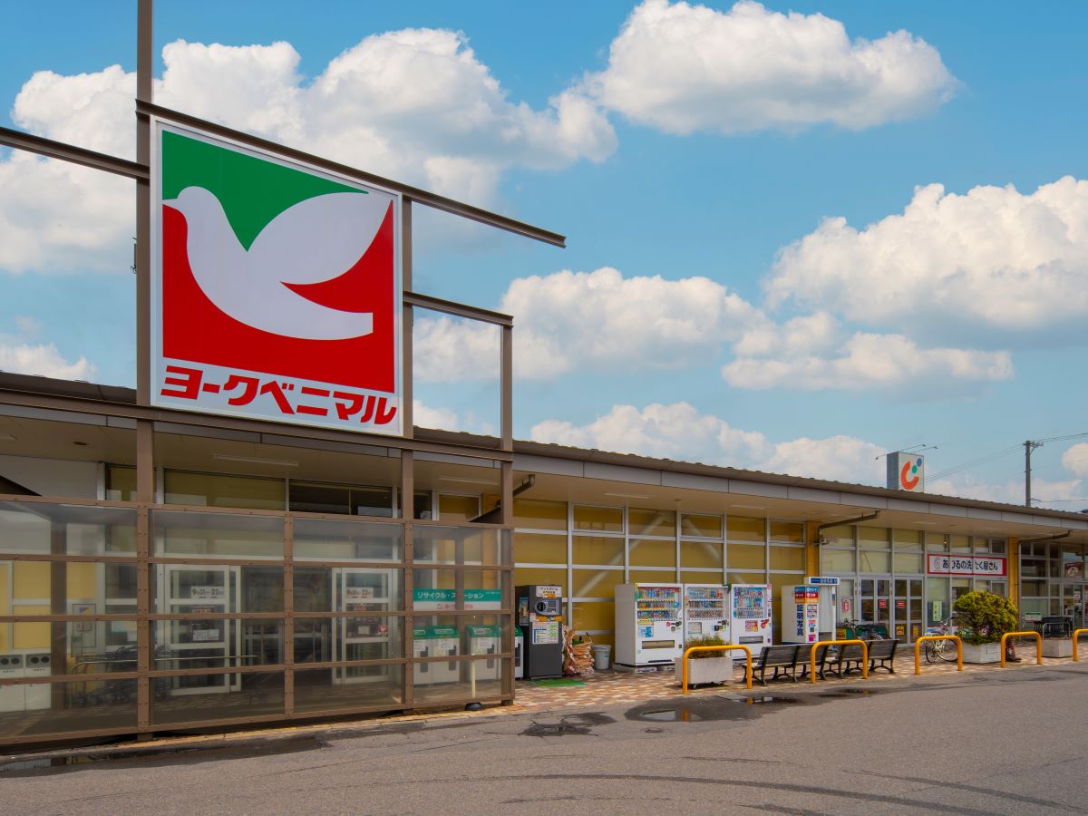 ヨークベニマル コスモス通り店まで約1.4km（徒歩18分）　広々とした駐車場は混雑時でも安心して買い物ができます。品揃えが豊富で、特に新鮮な野菜や果物、充実したお惣菜やお弁当が揃っています。夜10時まで営業しているため、仕事帰りにも立ち寄りやすく、地域住民の食生活を支える存在として親しまれています。