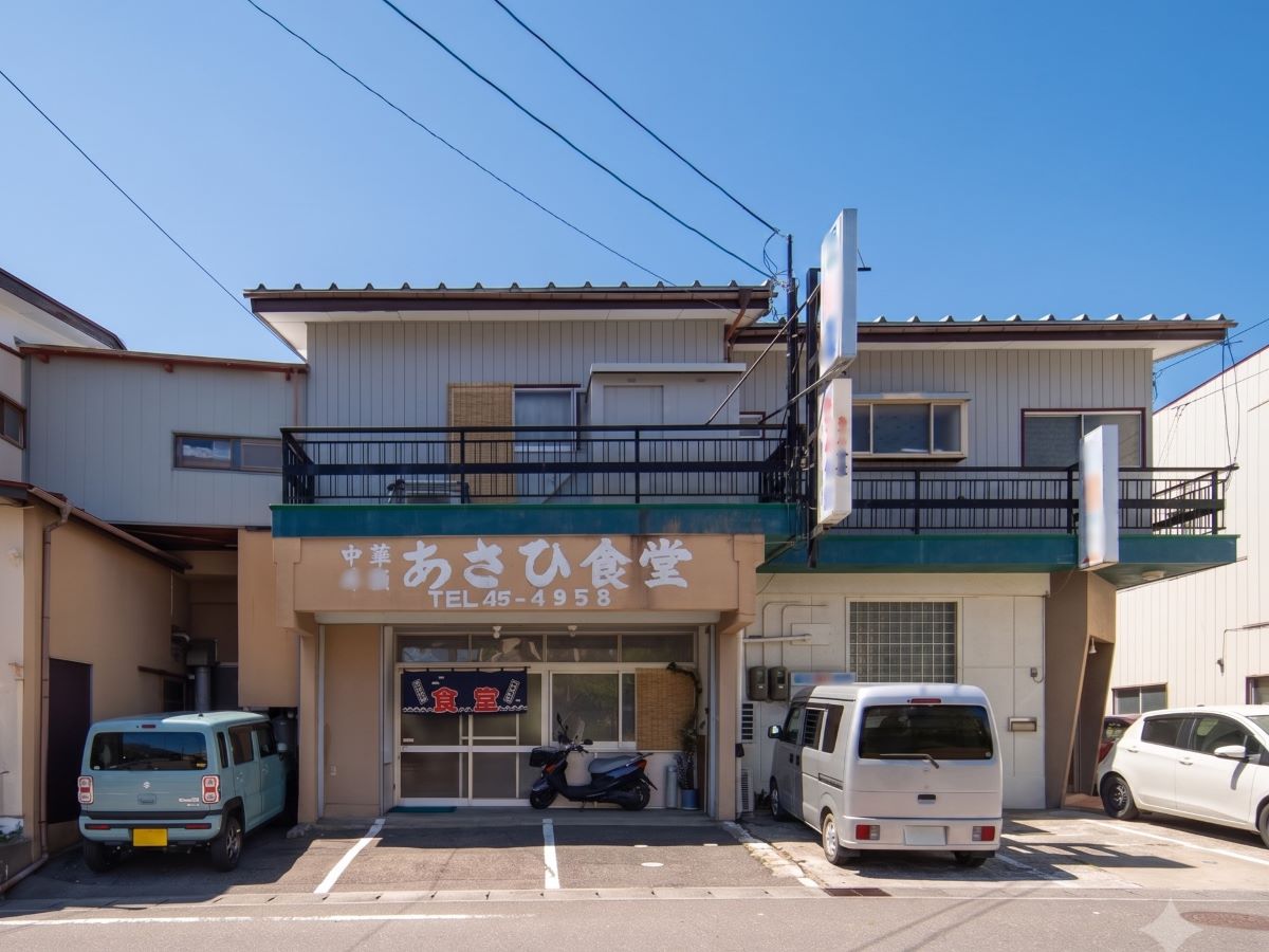 あさひ食堂まで約280m～330m（徒歩4分～5分）　昔ながらの雰囲気漂う地域に愛される定食屋さんです。リーズナブルな価格設定が魅力で、気軽に美味しい食事が楽しめます。中華そば、カツ丼などがあり、懐かしい家庭的な味わいが特徴です。