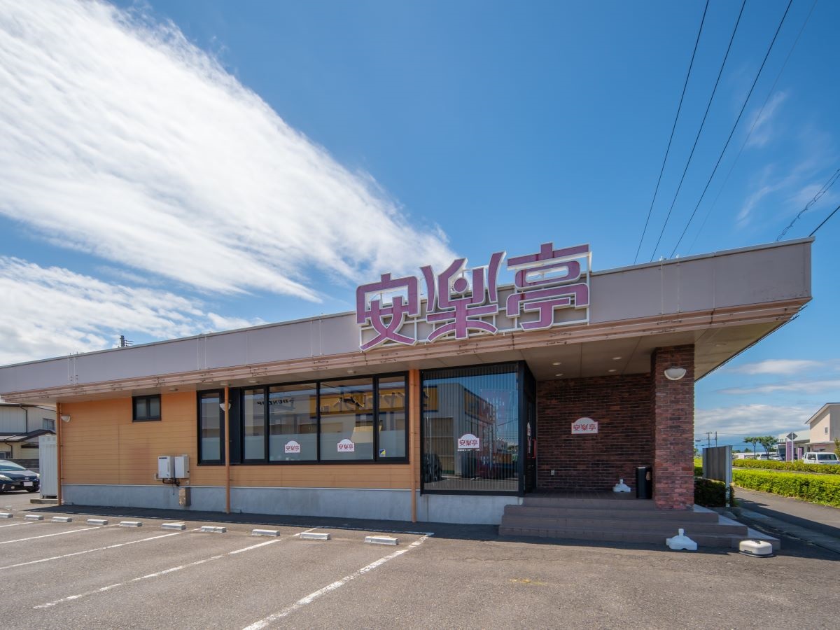 安楽亭コスモス店まで約850m～880m（徒歩11分）　オリエンタルモダンな内装が特徴の焼肉店です。特に、地元の新鮮で質の良い和牛をリーズナブルな価格で楽しめるのが魅力です。ランチメニューも充実しており、お昼時には多くの人で賑わいます。
