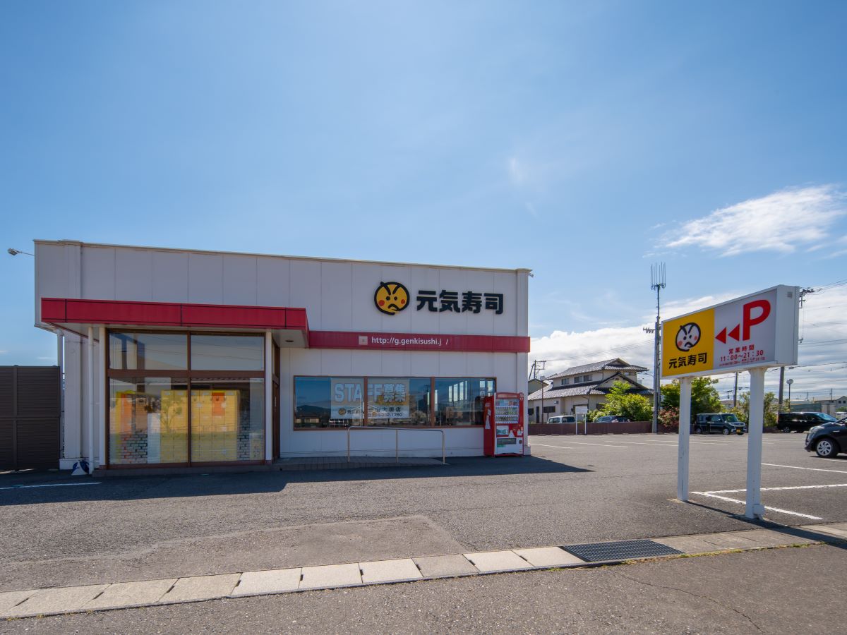 元気寿司 郡山大槻店まで約1.3km（徒歩17分）　いつでも握りたての美味しいお寿司を味わうことができます。また、広々とした駐車場も完備しており、車での利用が便利です。家族連れでも安心して利用できる、活気のあるお店です。