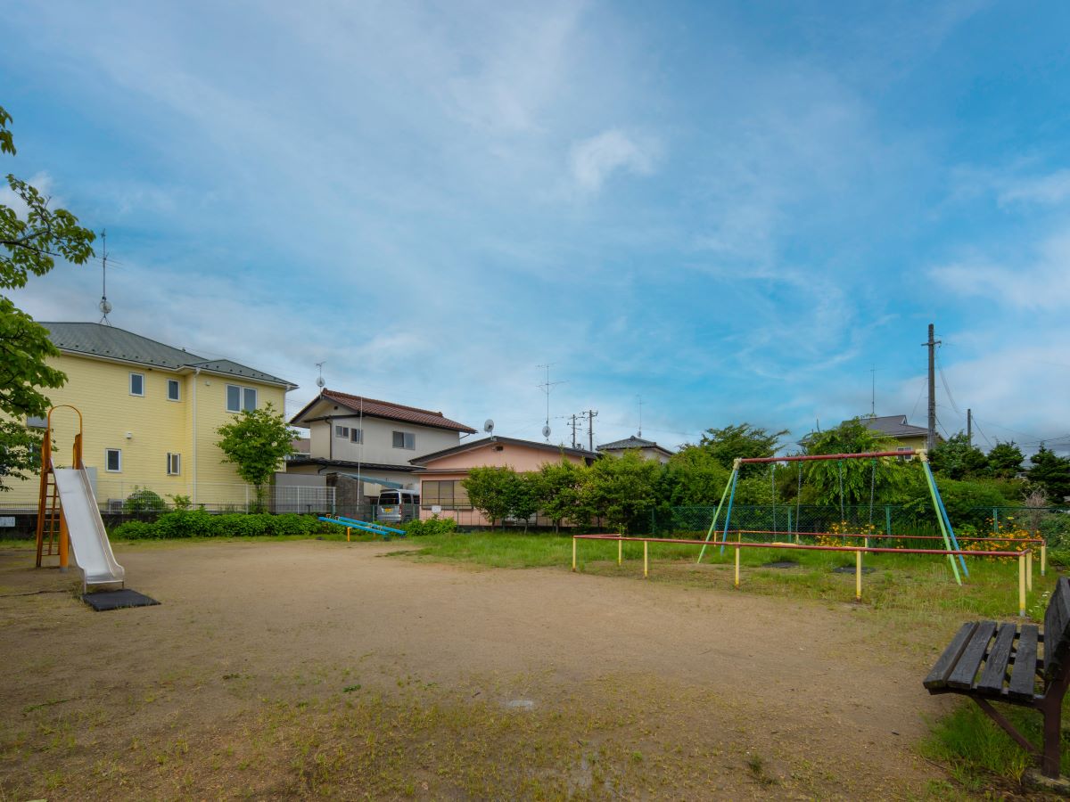 原田前ちびっ子広場まで約280m～350m（徒歩4分～5分）　小さなお子様を連れていても目が届きやすい広さの公園です。