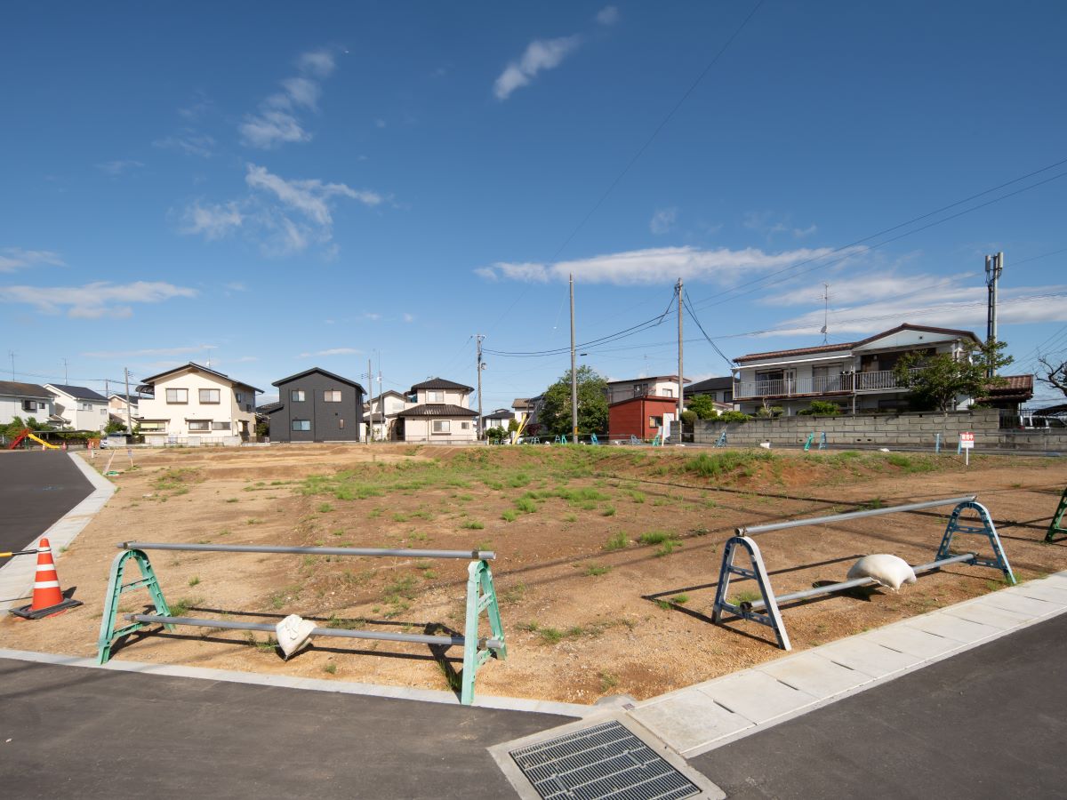 区画5：174.68㎡（52.84坪）　南側と東側が道路の角地で、開放感があります！　