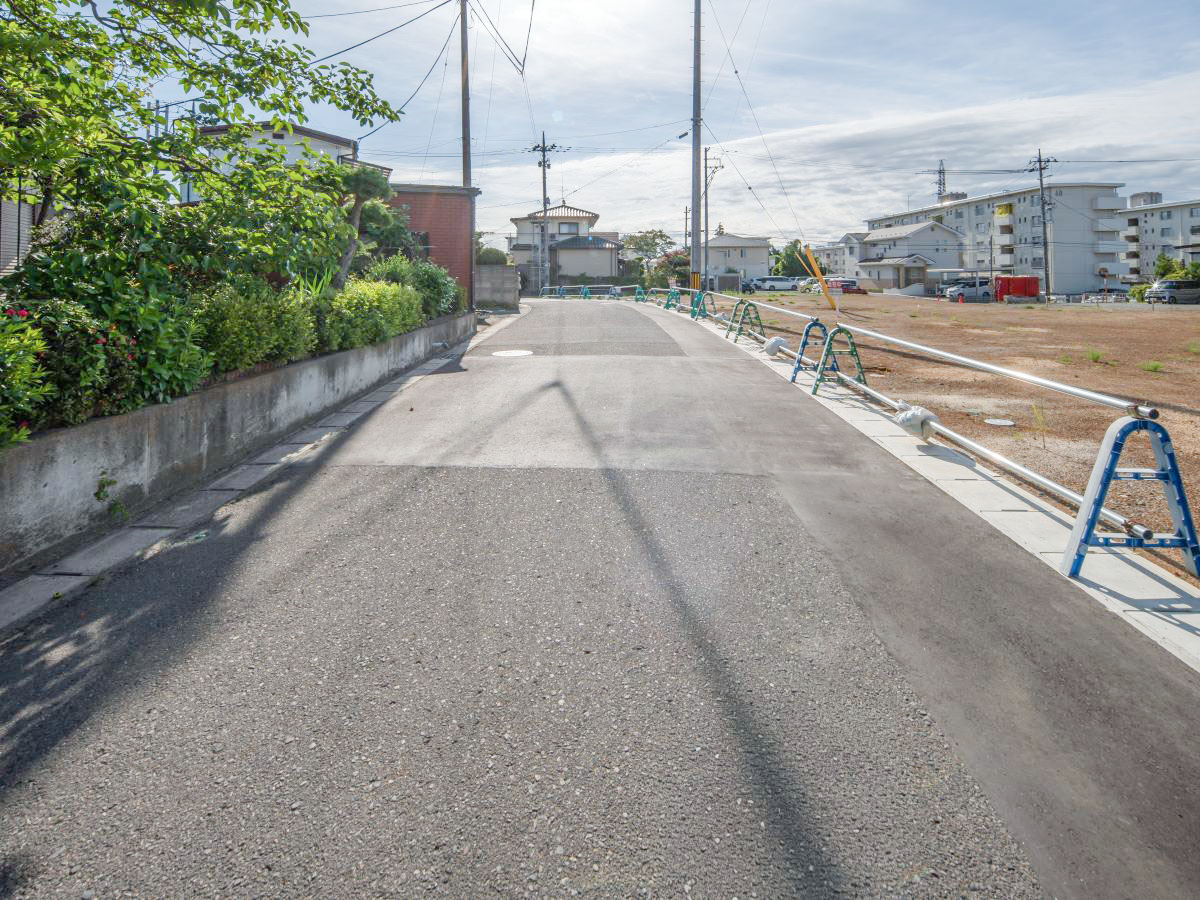 区画2～4の前面道路　車通りがおりついているので、お子様とのお散歩も安心です！　