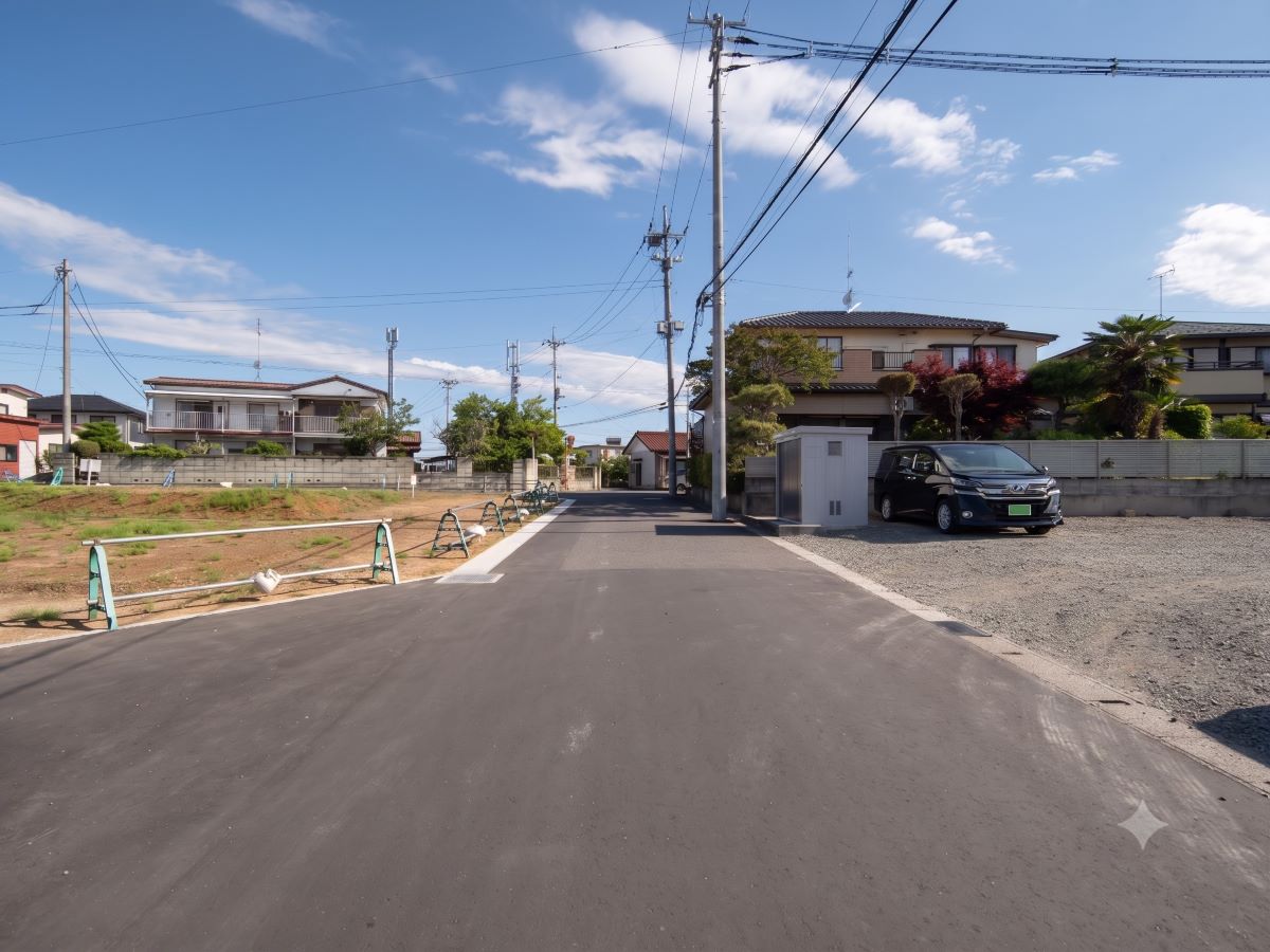 区画4、5東側道路　穏やかな環境なので、お休みの日はお家でくつろぐことができます。　