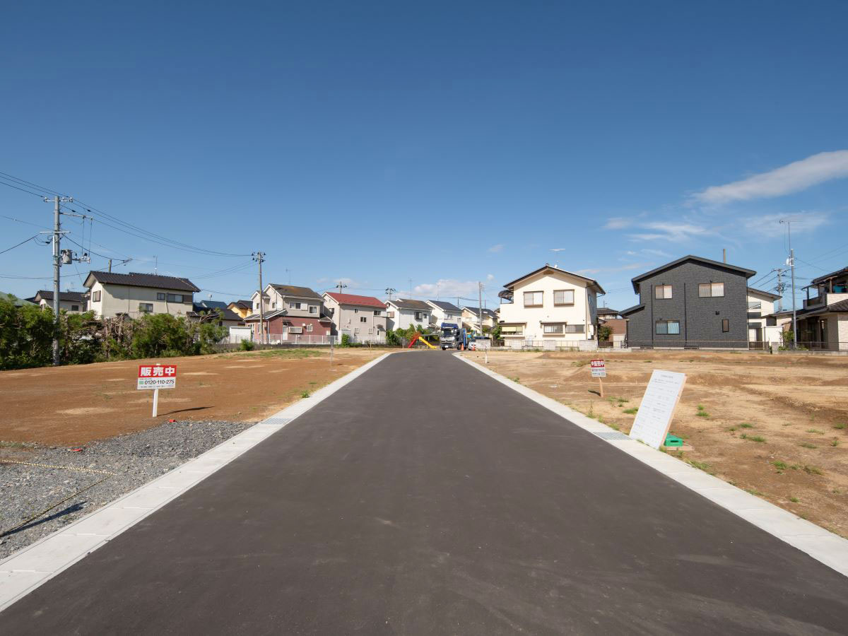 区画9～12の前面道路　車同士のすれ違いも安心です！　