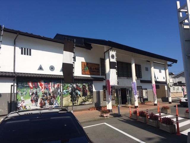 原ノ町駅まで約2km（車で約6分）　交通に便利な駅。仙台方面もいわき方面も始発は早朝5時台からあります。