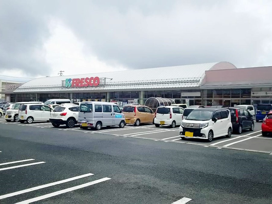 フレスコキクチ東原町店まで約900m（徒歩12分）　品揃えが豊富なスーパーです。また敷地内には100円ショップに衣料品店、家電量販店や薬局まであり、普段の生活に便利なお店が集まっています。ここに来れば一度に用が済ませられます。
