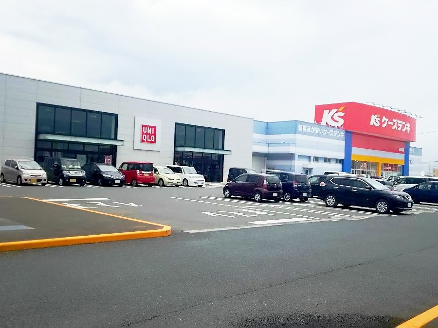 ユニクロ・ケーズデンキ原町店まで約1km（徒歩13分）　おしゃれでシンプルな服がお好みな方にぴったり。夏はエアリズム、冬はヒートテック年中快適。隣には大型の電気やさんも。