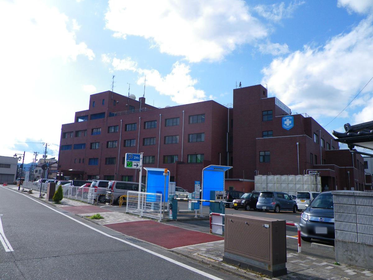 大町病院まで約2.4km（車で約6分）　外来診療のほか、入院や健康診断・人間ドッグにも対応。地域の方の健康を支えている病院です。