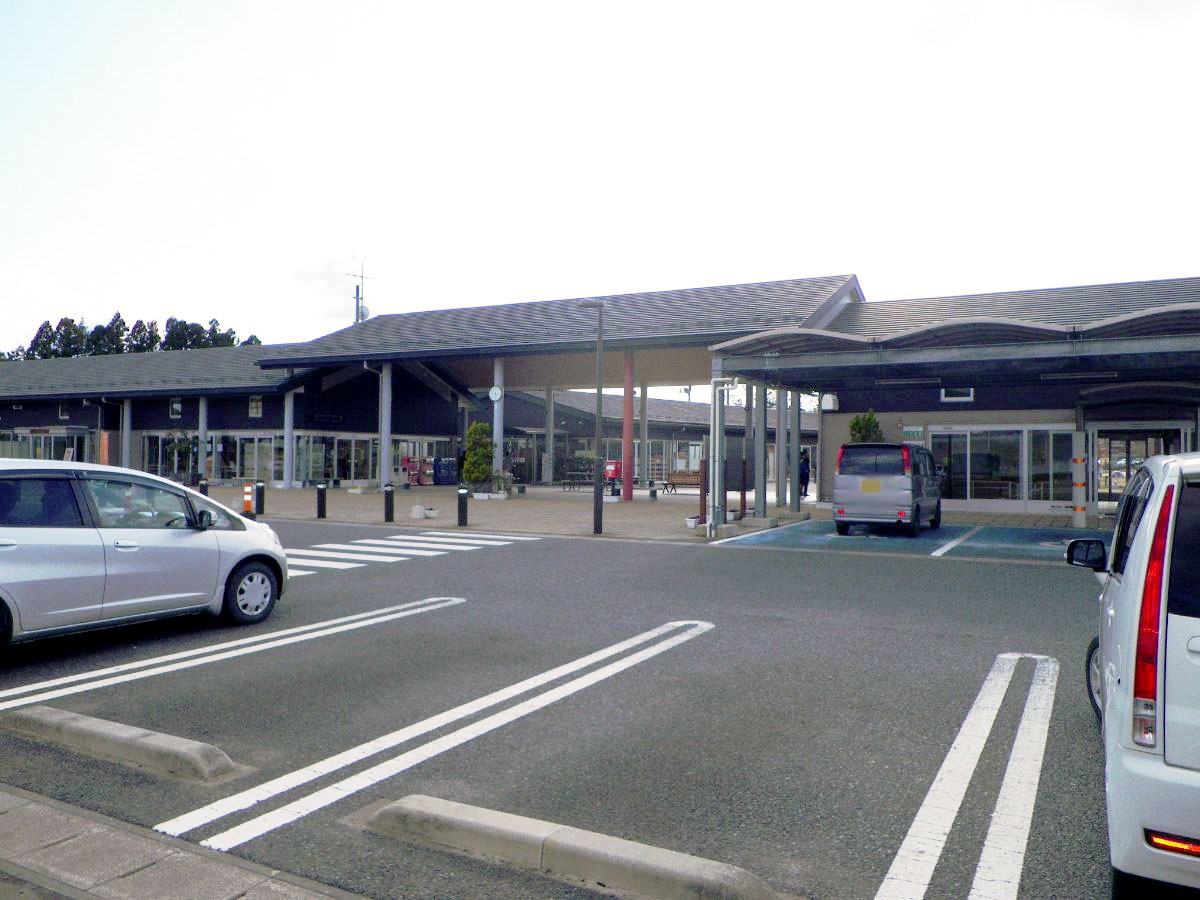 道の駅　南相馬まで約2.2km（徒歩28分）　地元の物を中心に野菜などを販売しています。近くには大型公園があり夏には水遊びもできます。