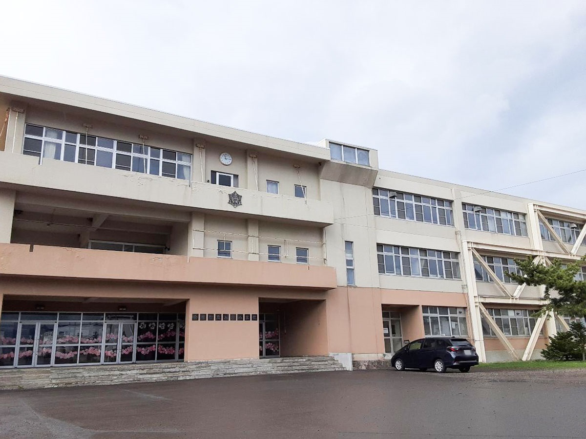 余市町立大川小学校まで約1.8km　「よい子 強い子」を教育目標に掲げていて、自分の思いを語り、相手の考えを認め、自己調整しながら主体的に学ぶ子どもの育成を目指しています。 