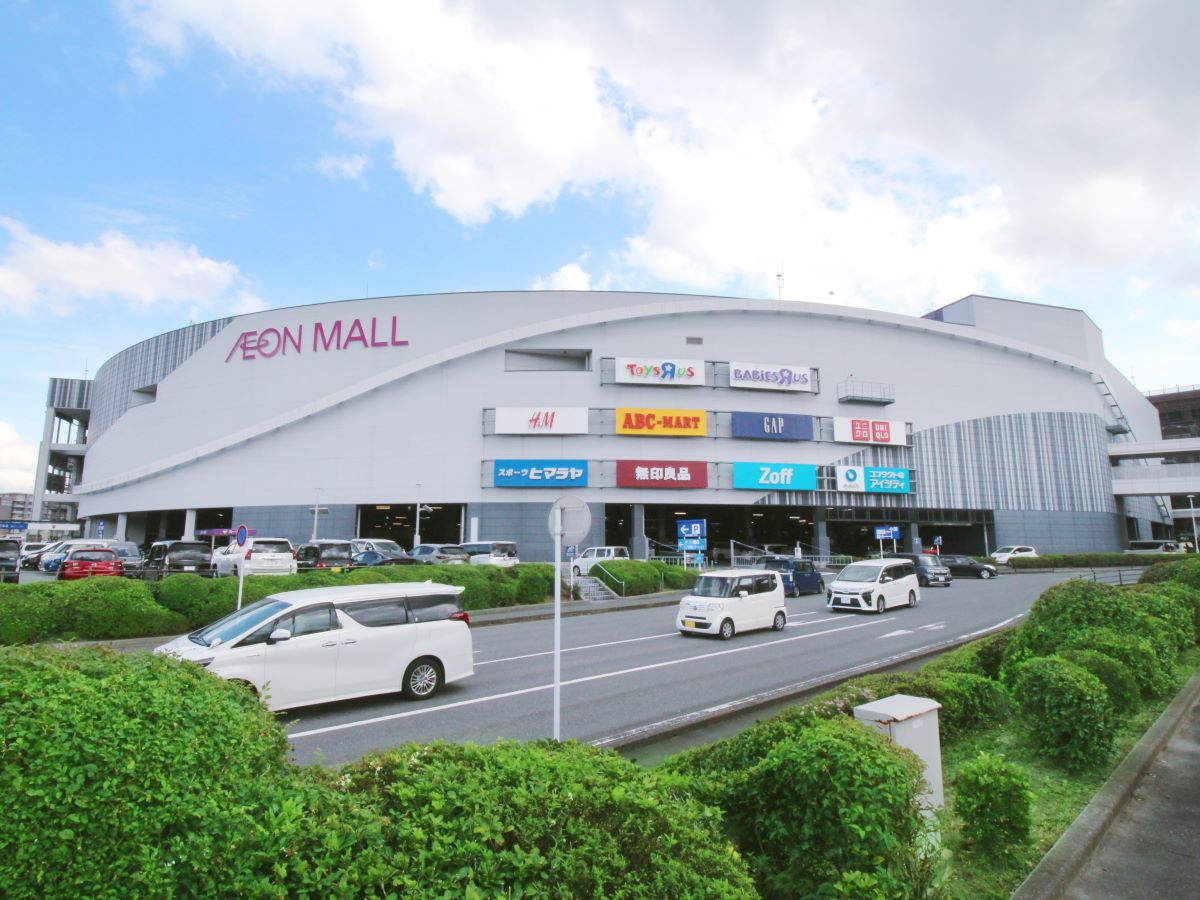 イオンモール筑紫野まで約2km～2.3km（車で約5分）　専門店、映画館、アパレル、グルメ、家電、食品売り場があります。休日、遠出をしなくてもここで完結しますね。