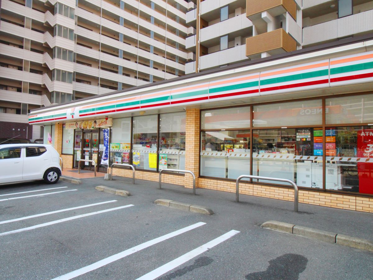 セブンイレブン 筑紫野俗明院店まで約2.2km～2.5km（車で約5分～約6分）　急なお買い物も安心です。惣菜・冷凍食品も販売しているのでお忙しい中での奥様の時短にも繋がりそうです。