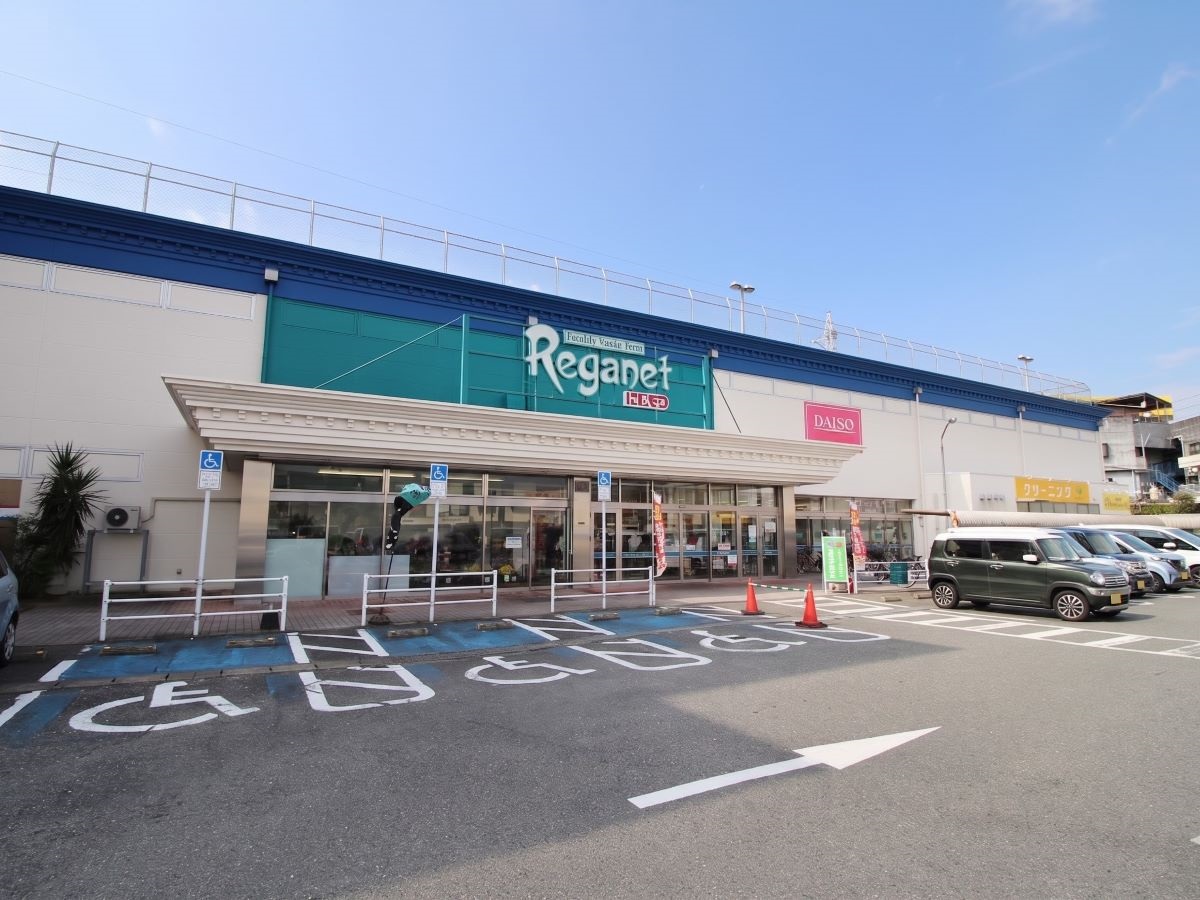 西鉄ストア レガネット 朝倉街道まで約2.6km～3km（車で約9分）　生鮮食品やお惣菜が販売されており、酒類や生花も買うことができるお店です！