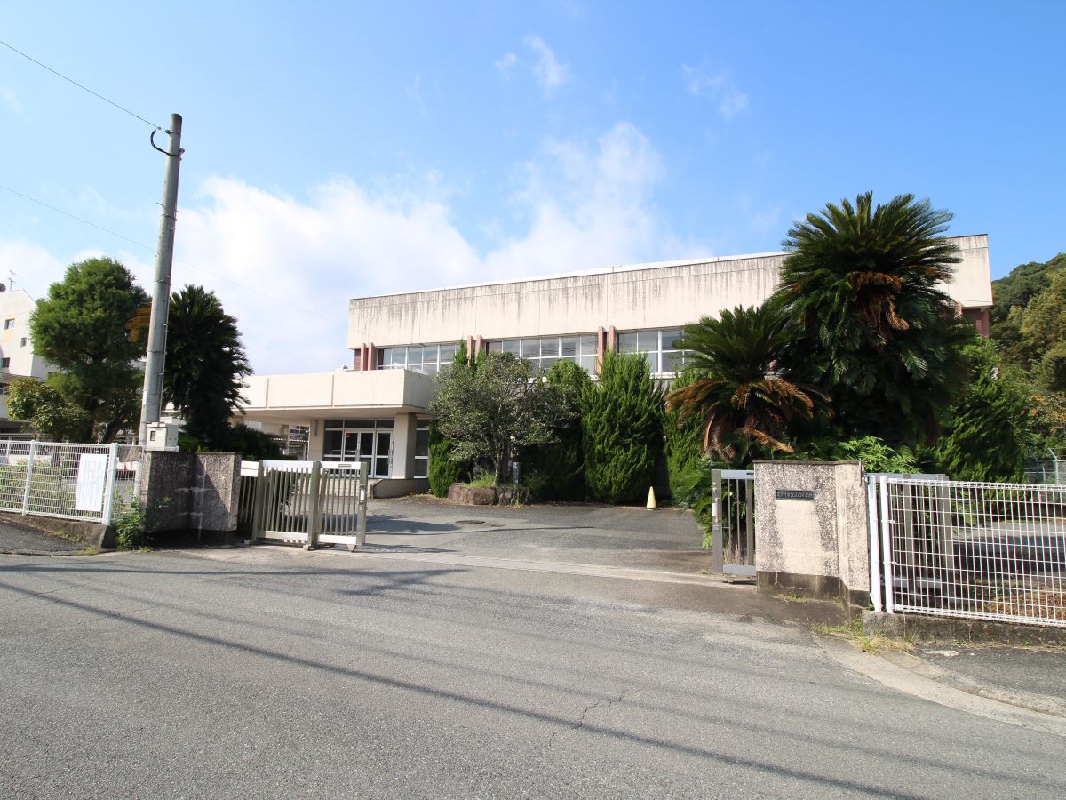 筑紫野市立山口小学校まで約950m～1.3km（徒歩12分～17分）　学校教育目標は「地域を愛し、自分で考え、行動できる子どもの育成」です。登下校は地域の方が見守ってくださっているので、お子様を安心して送り出せますね！