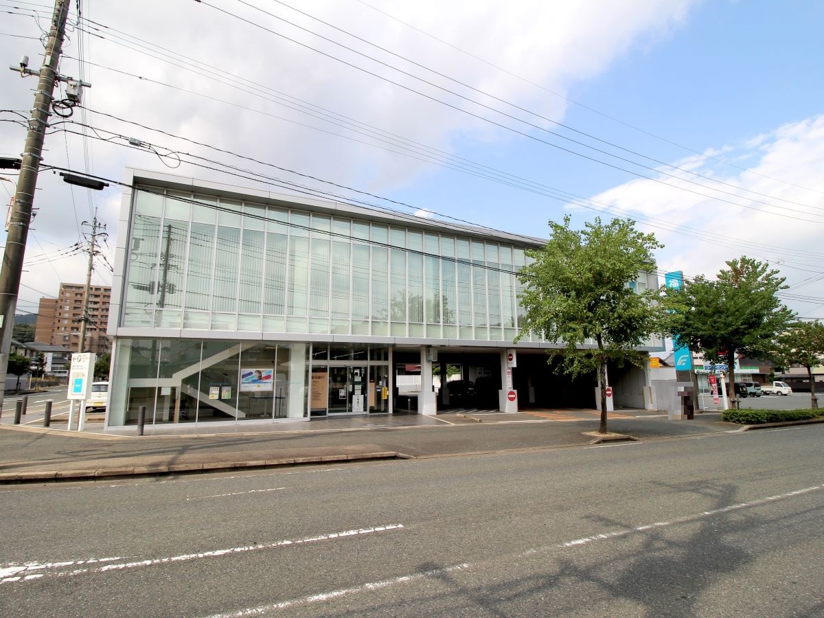 福岡銀行 筑紫支店まで約2.6km～2.8km（車で約5分～約6分）　各種手続き、出入金が可能です。急なお買い物の際、ATMも使用もできて便利ですね。
【窓口受付時間】平日9:00～11:30、12:30～15:00　【ATM営業時間】8:00～21:00
