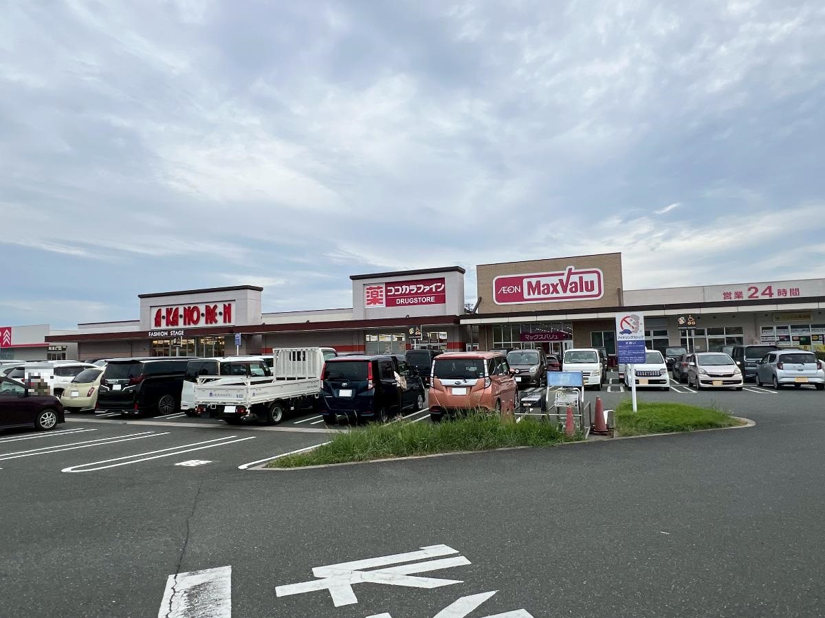 マックスバリュ浜北中瀬店まで約250m（徒歩4分）　分譲地から非常に近い距離にあり、24時間営業でいつでも買い物ができる便利なスーパーマーケットです。生鮮食品から日用品まで品揃えが豊富で、急な買い出しや仕事帰りの買い物にも対応できます。暮らしの利便性を大きく高めてくれる、日常生活に欠かせない周辺施設です。