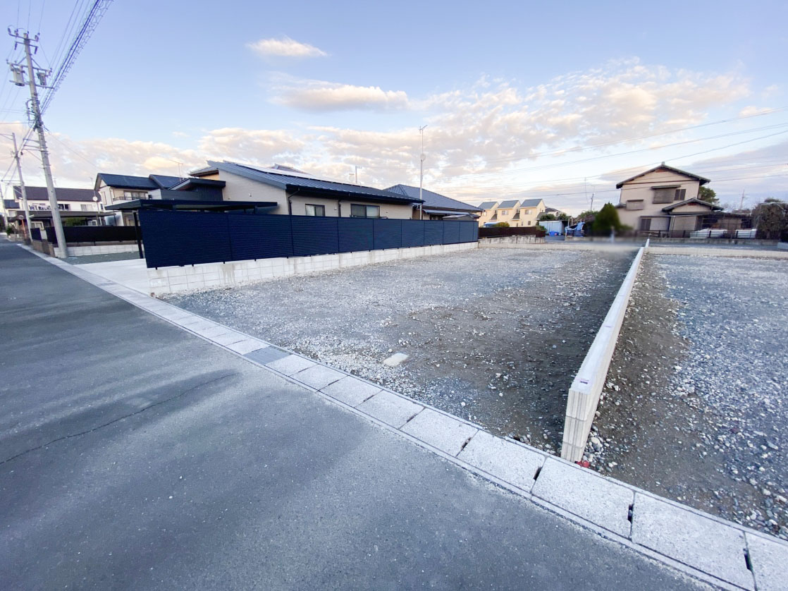 広い道路に接しています。(写真：区画2)　