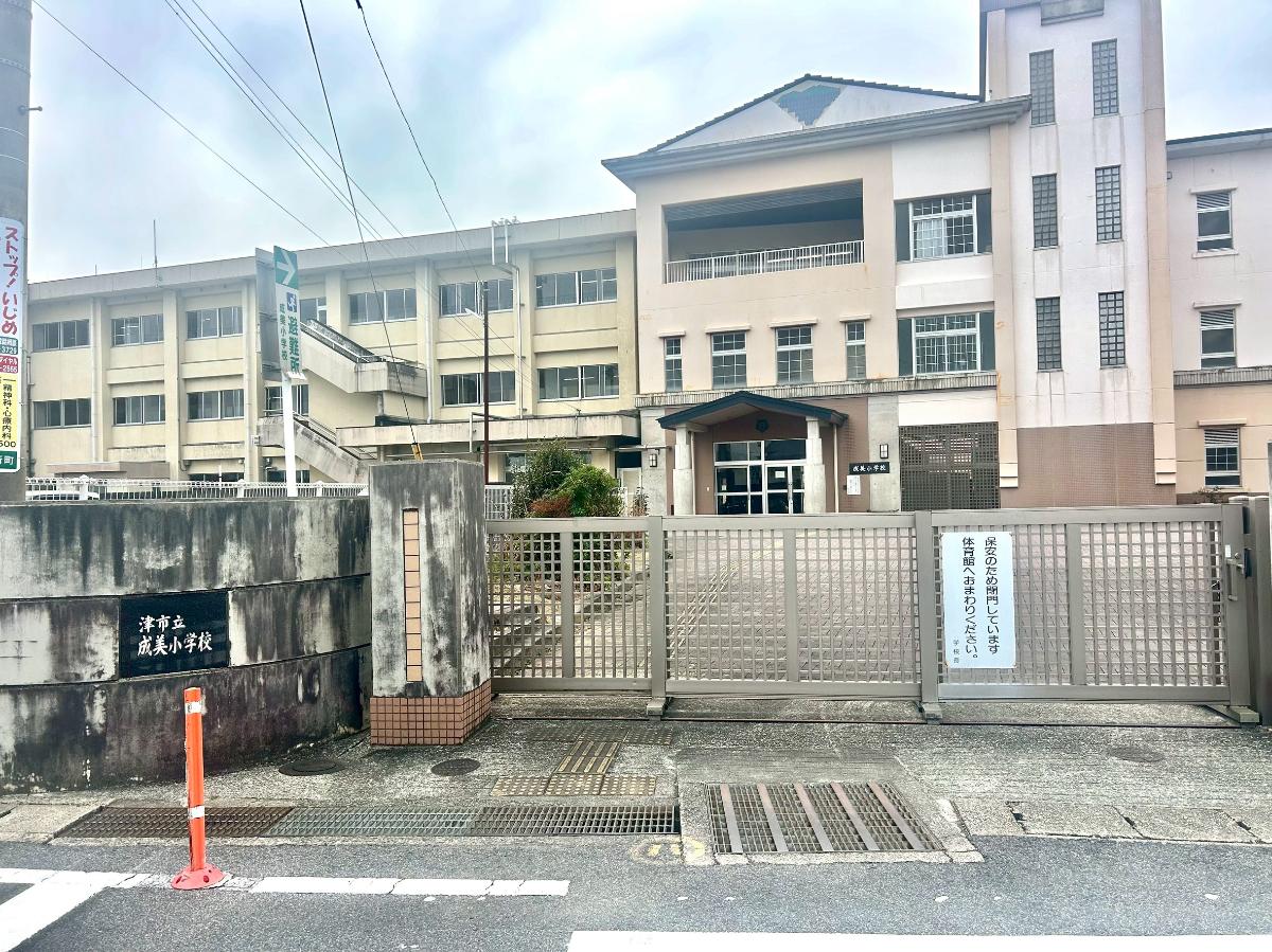 津市立 成美小学校まで約900m（徒歩12分／車で約7分）　久居駅の近くにある小学校です。低学年のお子様も通いやすい距離です。