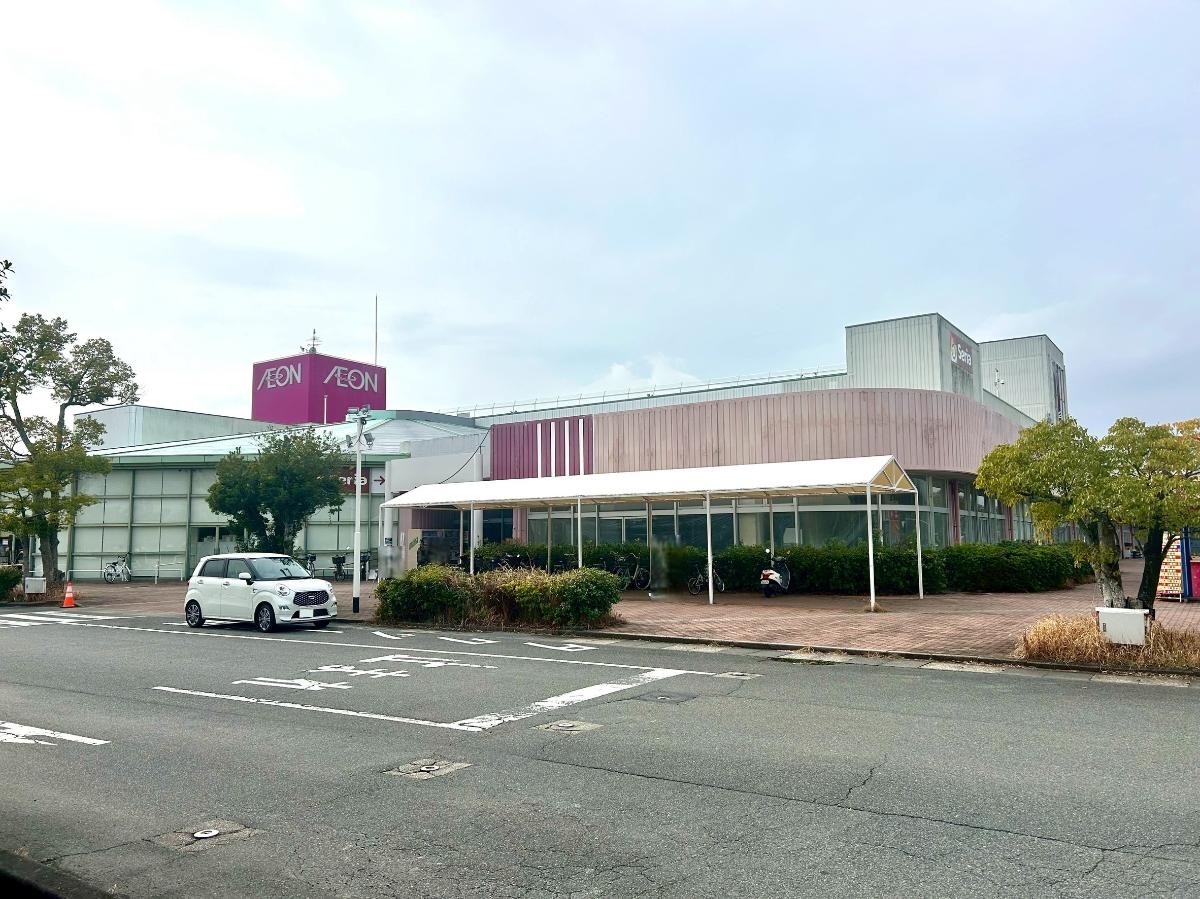 イオン久居店まで約900m（徒歩12分／車で約3分）　ショッピングモールです。様々なお店が入っています。