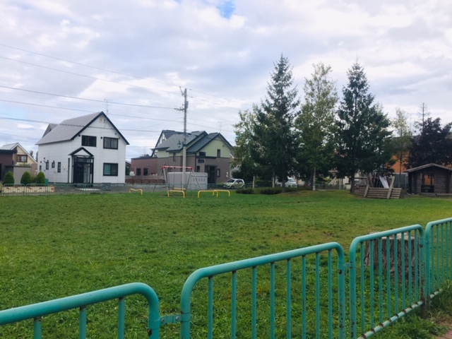 木こり公園まで約110m(徒歩2分) ちょっとした遊具もあり、小さなお子様が居るご家族もすぐに遊びに行けます。