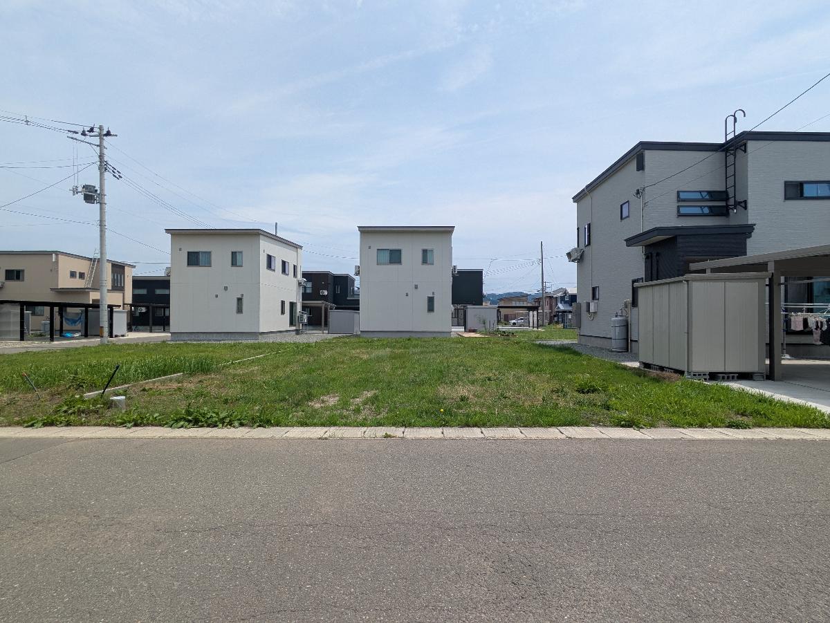前面道路は幅員6mと幅広いです。　