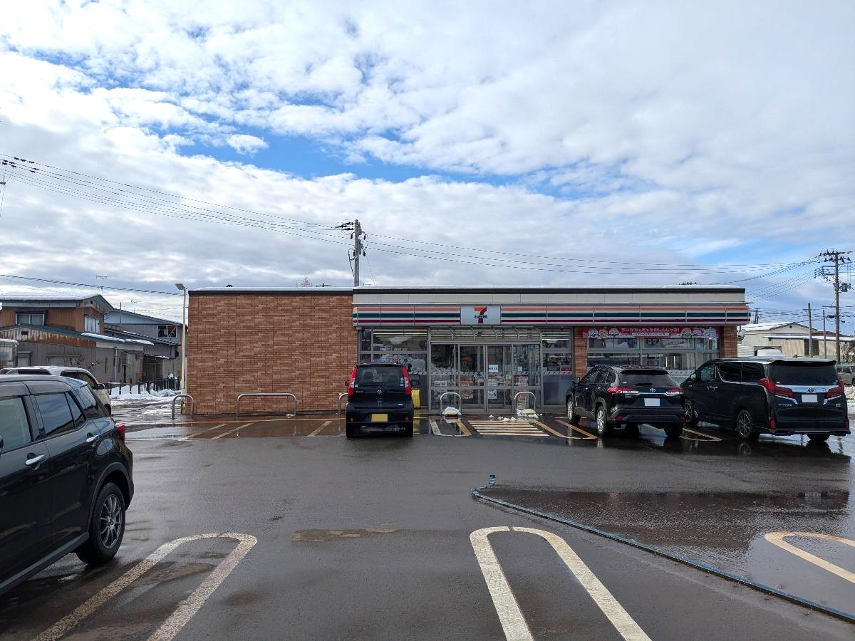 セブン-イレブン横手婦気大堤店まで約450m～650m（徒歩6分～9分）　徒歩圏内なのでお買い物に行きやすいです！公共料金などの支払いも可能です！