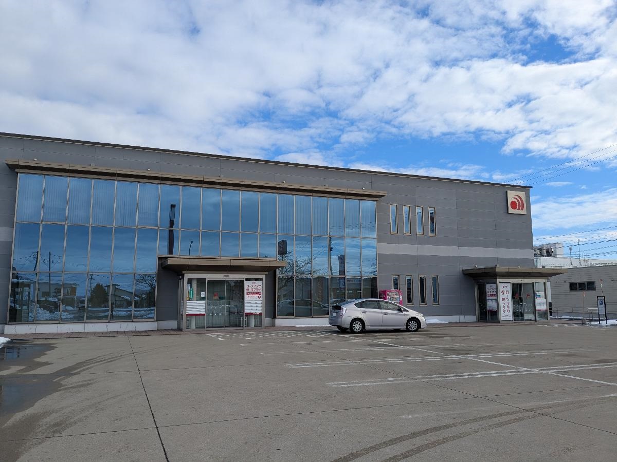 秋田銀行　横手条里支店まで約300m～500m（徒歩4分～7分）　お金の預入、引き出しの際はぜひご活用ください！