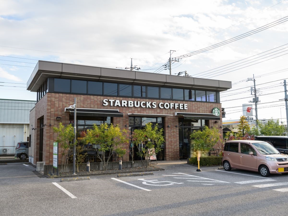 スターバックスコーヒー　宇都宮上戸祭店まで約1.3km（徒歩17分）　コーヒー チェーン店。飲食はもちろん勉強や休憩の拠点に。季節ごとに変わる期間限定商品もオススメです。
営業時間：7：00～23:00