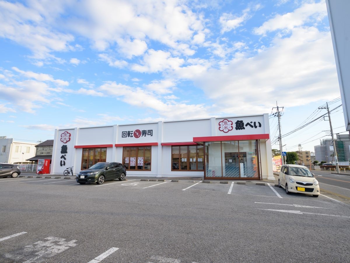 魚べい　上戸祭店まで約800m（徒歩10分）　元気寿司グループのチェーン店の魚べい。廻らない高速レーンのみで衛生的です。上戸祭限定商品も食べられるかも。
営業時間：11:00（土・日10：30）-21:30（休日前（金・土）22:00）