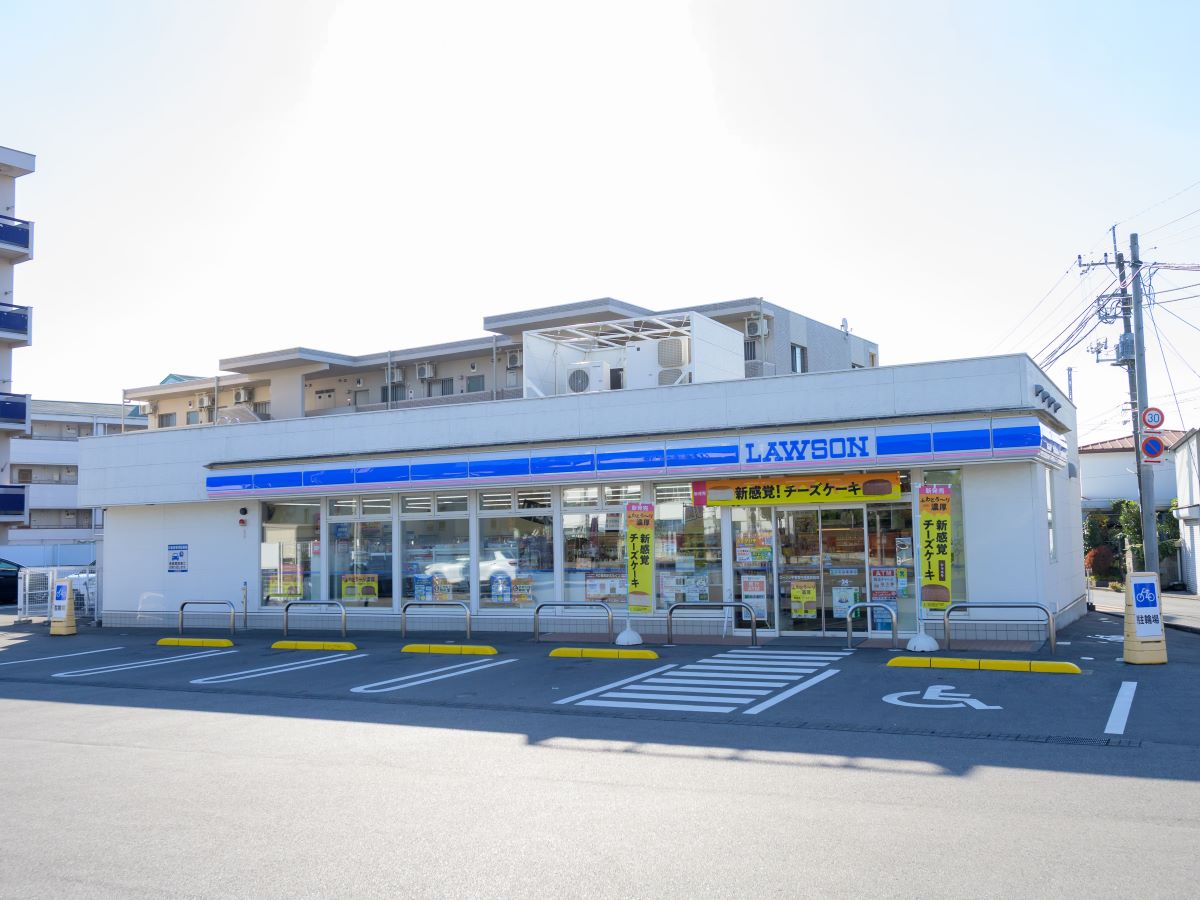 ローソン　宇都宮中央高校前店まで約230m（徒歩3分）　無印良品、まちかど厨房が併設されたローソン。宇都宮中央高校が近く、ホットスナックが豊富に取り揃えております。