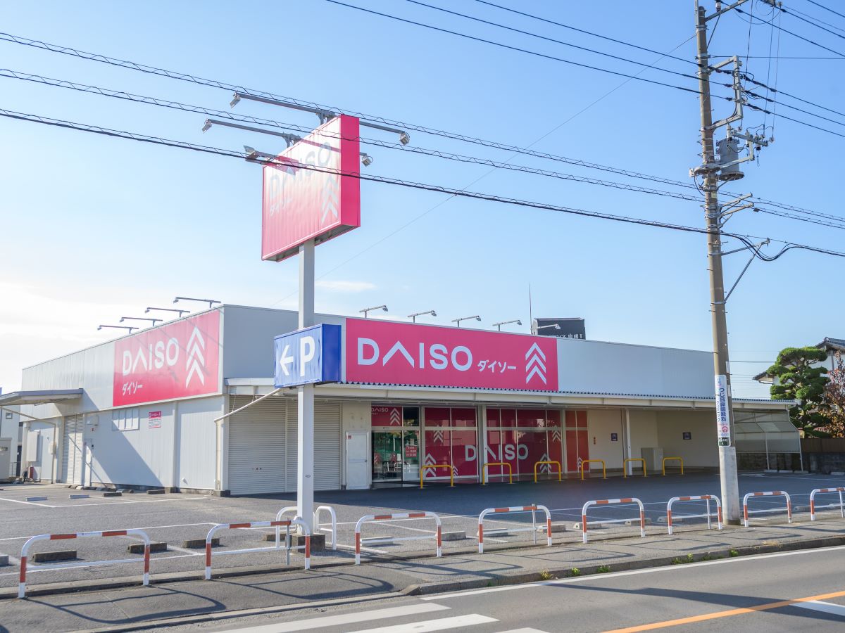 ダイソー　宇都宮東宝木店まで約100m（徒歩2分）　ダイソーとしては中型店舗となります。近所の方や、学校帰りの学生が多く集まる印象です。
営業時間：10:00-21:00