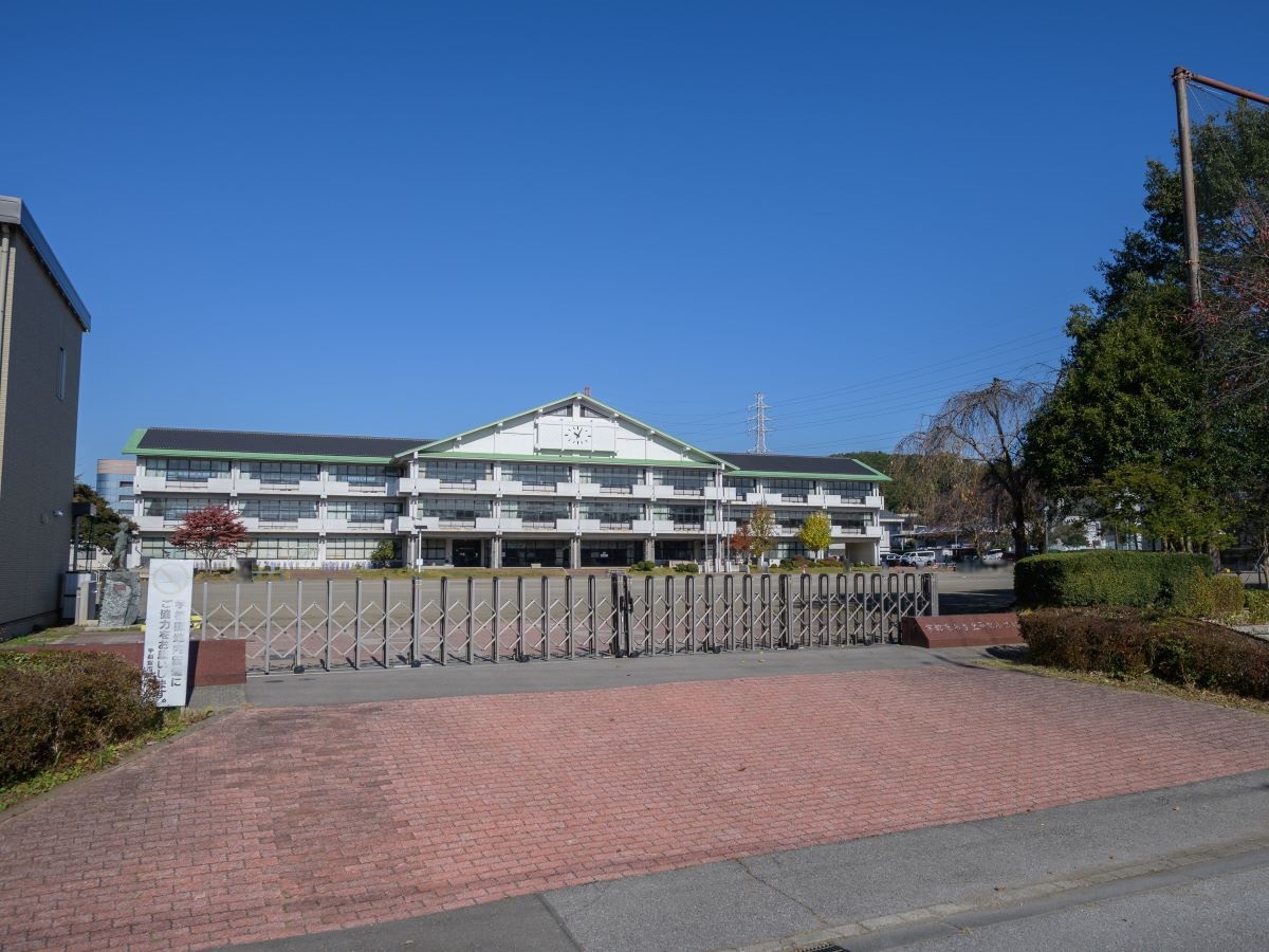 宇都宮市立上戸祭小学校まで約1.6km（徒歩20分）　大きな校庭がある小学校。ミニ水族館や鯉の池などがあります。
天気が良い日は男体山や県庁などをみることができ、心も豊かになります。
