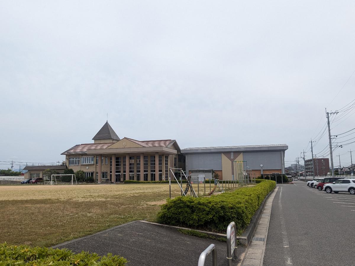 福生西小学校まで約950m　広い校庭が魅力的な小学校です。431号線を渡ってすぐです。