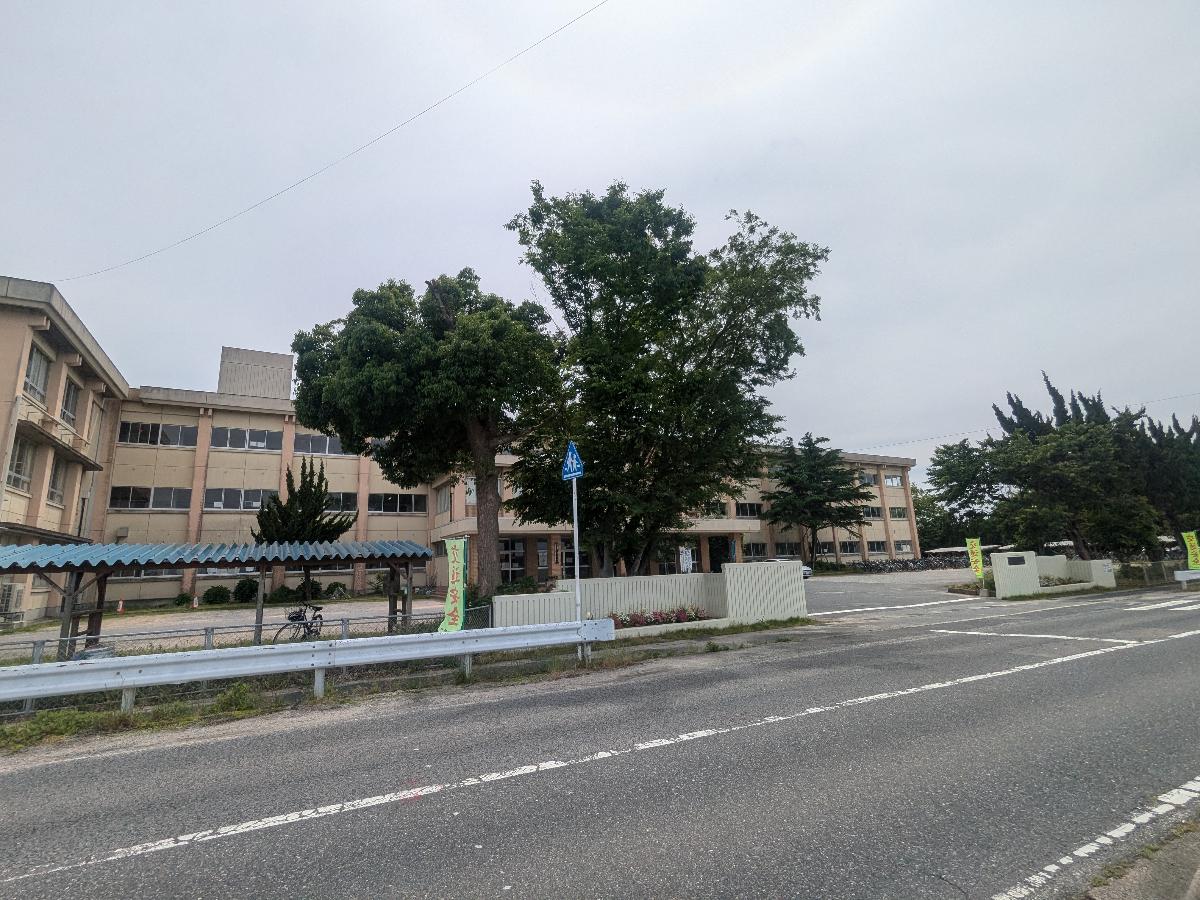 福生中学校まで約2.4km　のどかな田園風景が広がる中学校です。
