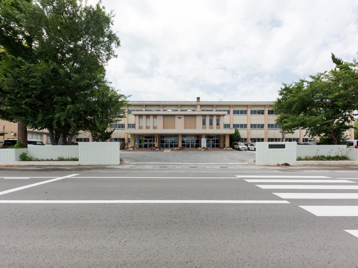 福生中学校まで約2km（徒歩25分）　のどかな田園風景が広がる中学校です。