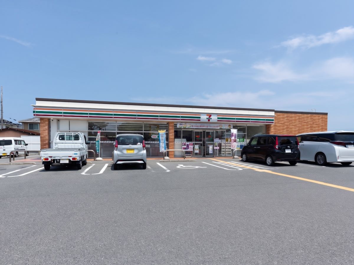セブン-イレブン米子新開1丁目店まで約240m（徒歩3分）　急なお買い物に便利。惣菜・冷凍食品も充実！お忙しい中での奥様の時短に一役買ってくれそうです。