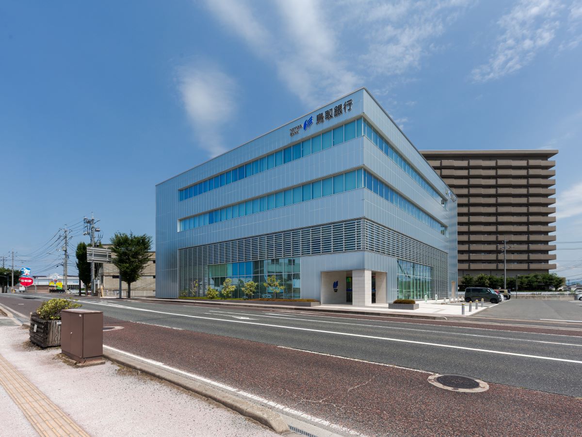 鳥取銀行 米子営業部　日吉津支店まで約1.3km（徒歩17分）　ATM営業時間は9:00～15:00。各種手続き、出入金もスムーズ。急なお買い物の際ATMも使用もできて便利です。