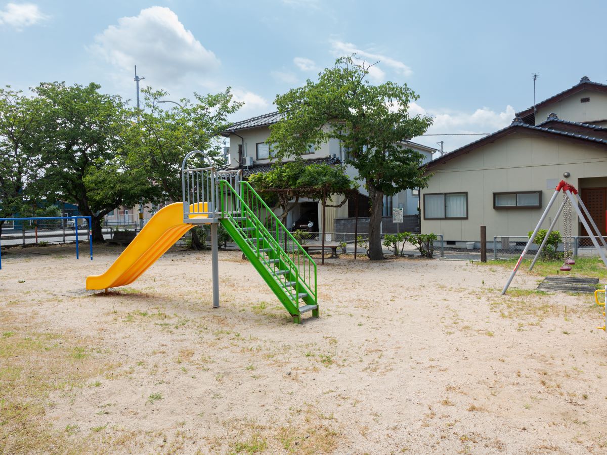 上福原北公園まで約650m（徒歩9分）　小さなお子様を連れていても目が届きやすい広さの公園です。