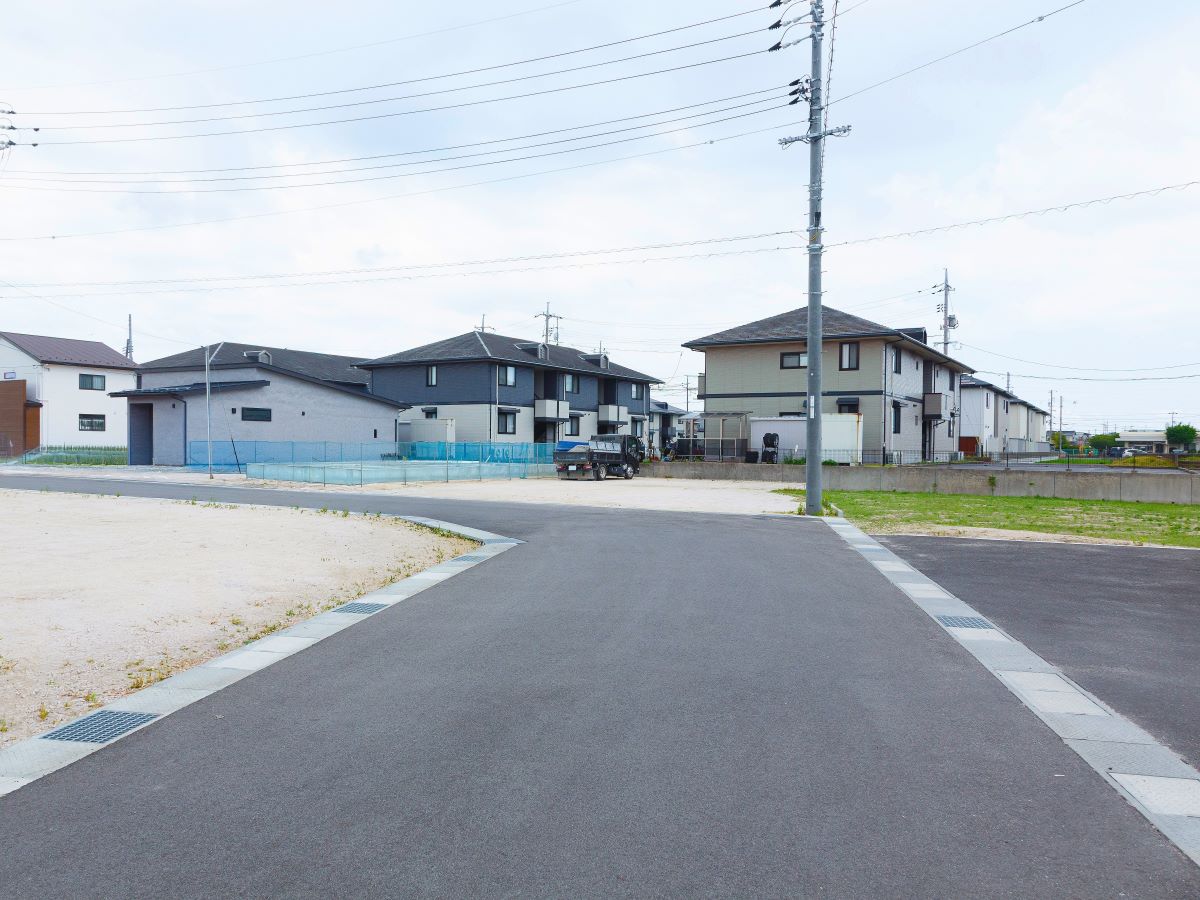 前面道路は約6m！車の出し入れもラクラクです♪　