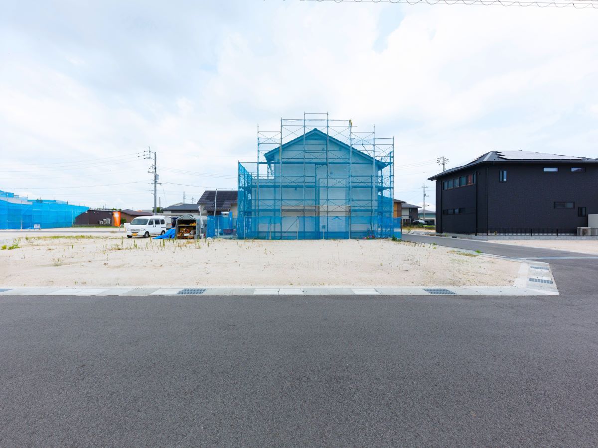 区画12:187.30㎡（56.65坪）　2方向が道路に面した角地で、開放感があります！　