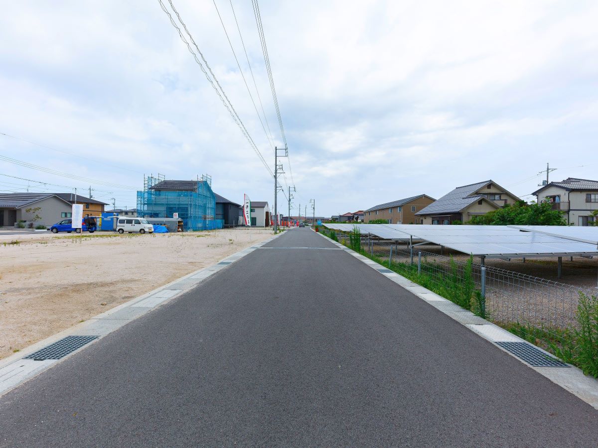 ゆとりある道路幅員ときれいな街並みです。(区画16付近から北に向かって撮影)　