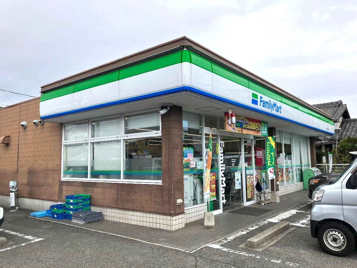 ファミリーマート矢田小南店まで約550m（徒歩7分）　徒歩圏内にコンビニがあり、ちょっとした買い出しに利用できます。
