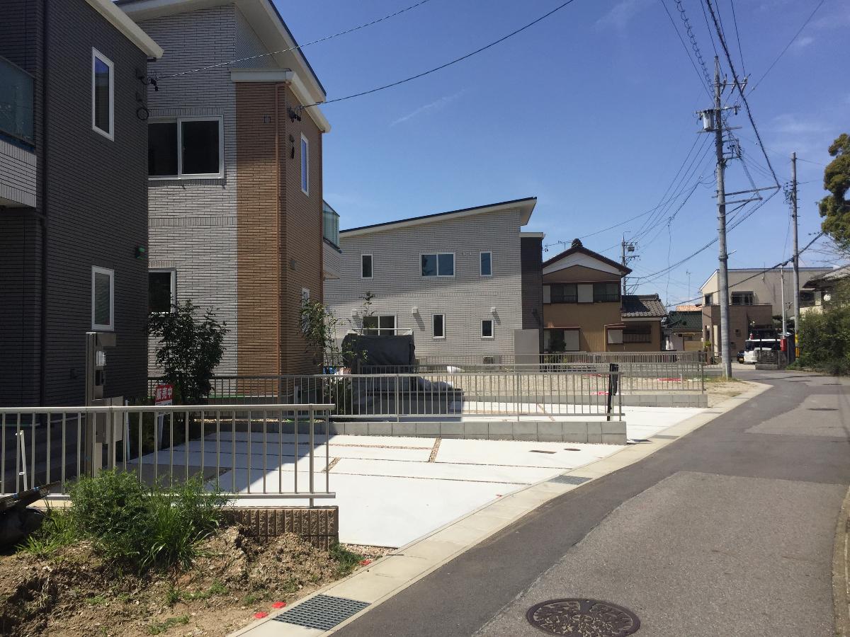 西尾市上矢田町郷前 土地 北側道路からの街並み　