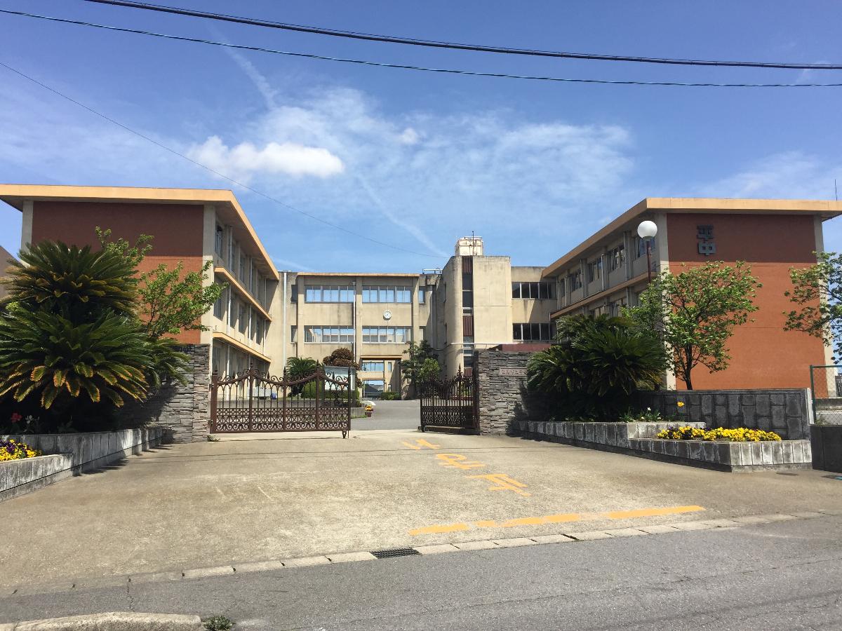 平坂中学校まで約1.2km（徒歩15分）　中学校も近く便利です！！