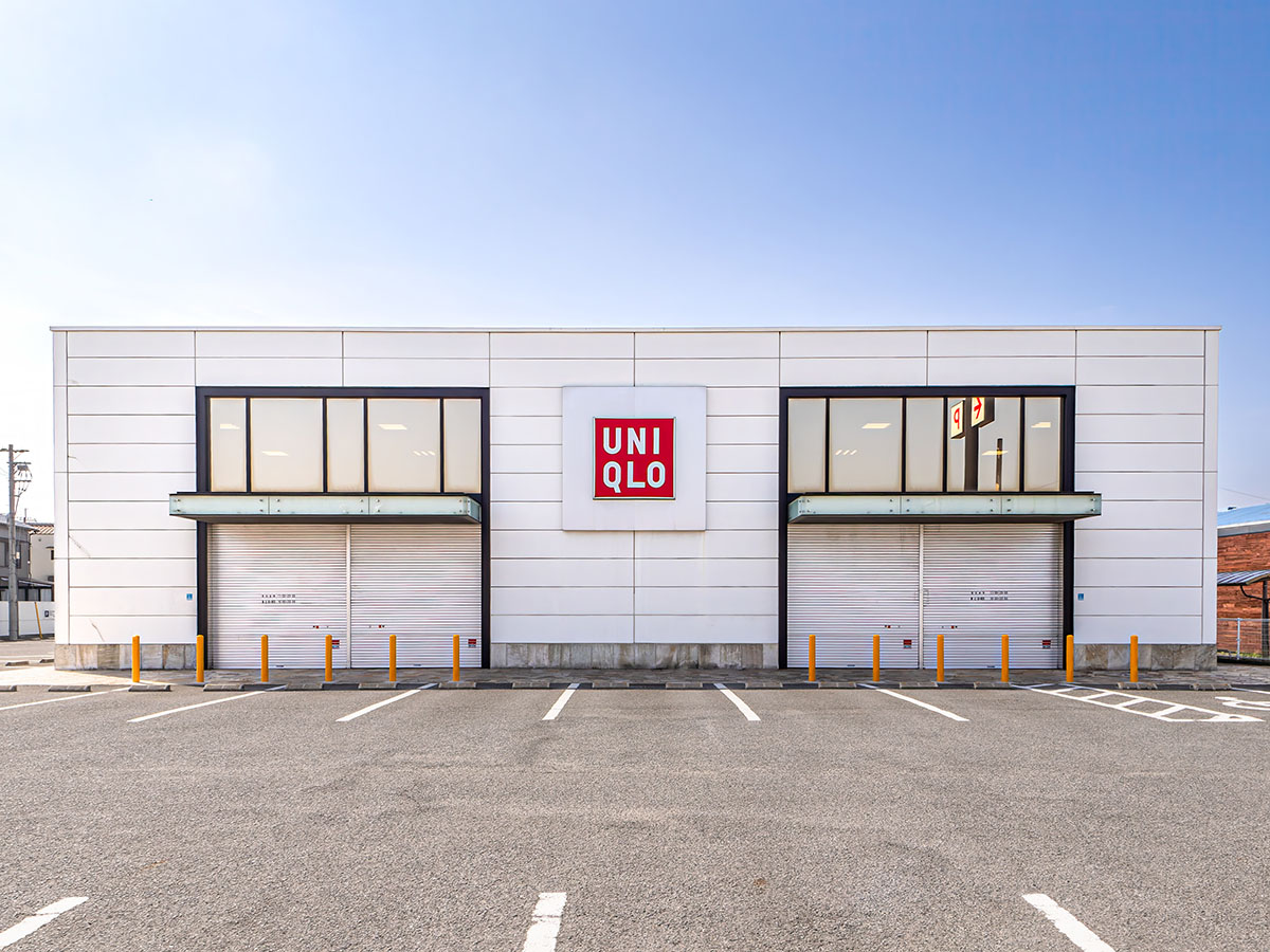 ユニクロ　紀の川店まで約2.3km～3km（徒歩29分～38分／車で約7分）　老若男女問わず足を運びたくなるユニクロが分譲地近くにございます