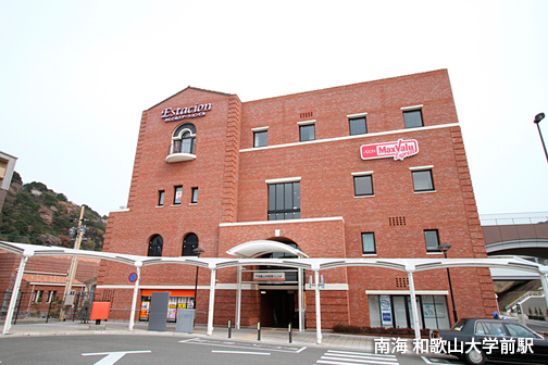駅やバス停が近く、<BR>通勤や通学、おでかけに便利。<BR><BR>【電車利用】<BR>分譲地から和歌山大学前駅まで車で約7分(約3.3km)<BR>和歌山大学前駅からなんば駅(南海線)まで電車で約61分(南海線急行)<BR>和歌山大学前駅から関西空港駅まで電車で約34分(南海線急行、泉佐野駅で南海空港線空港急行 関西空港行へ乗換)※所要時間には乗換え・待ち時間が含まれています。<BR>和歌山大学前駅から和歌山市駅まで電車で約7分<BR><BR>【バス利用】<BR>分譲地から「東一番丁」バス停まで徒歩で約12分(約900m)<BR>「東一番丁」バス停からJR和歌山駅までバスで約41分